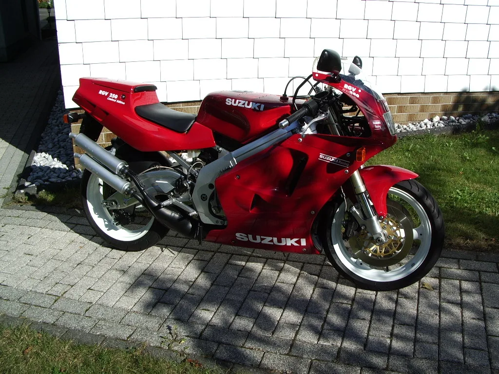 Suzuki RGV250 VJ21 (1988-1991) - первое поколение