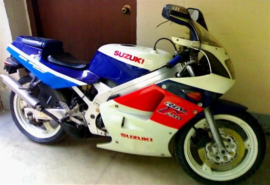 Suzuki RGV250 VJ21 (1988-1991) - первое поколение