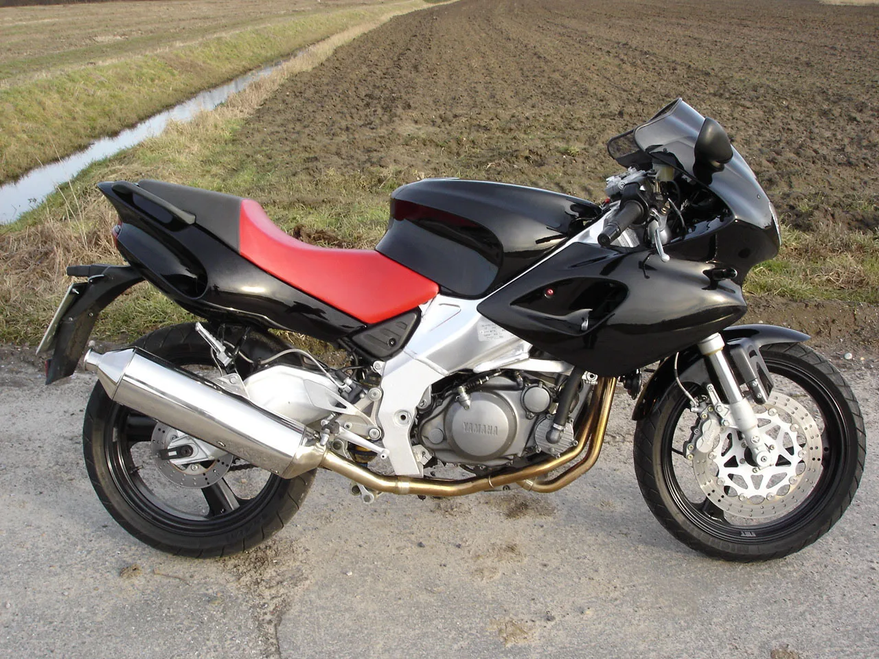 Yamaha SZR660